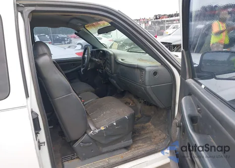 1999 Chevrolet Silverado 1500 z USA, uszkodzony, nr VIN 2GCEC19W4X1206334